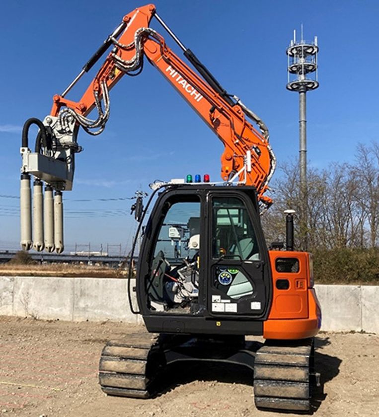 ダム用油圧ショベル型バイブレータの遠隔化・自動化を実現する
システム「RABV(ラ・ビブ)」の開発