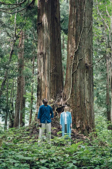 神社上の杉の前にて。