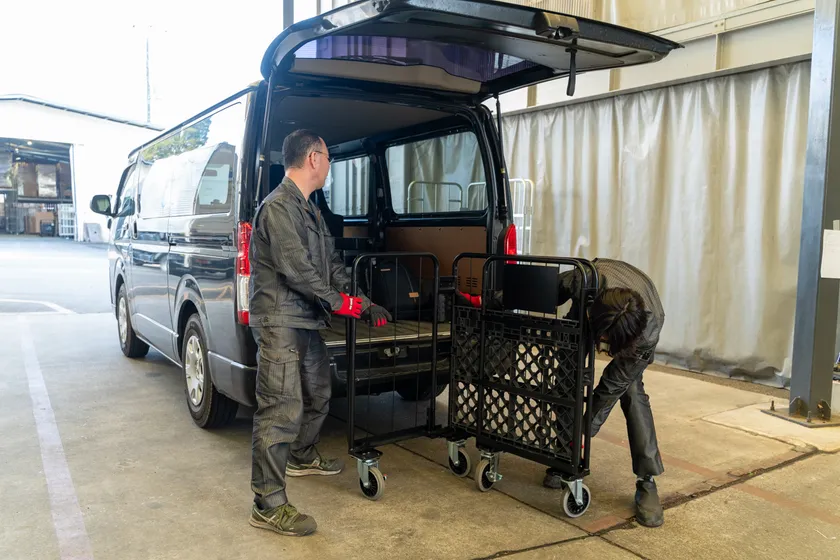 機材を積んでから、空のカゴ台車を積む