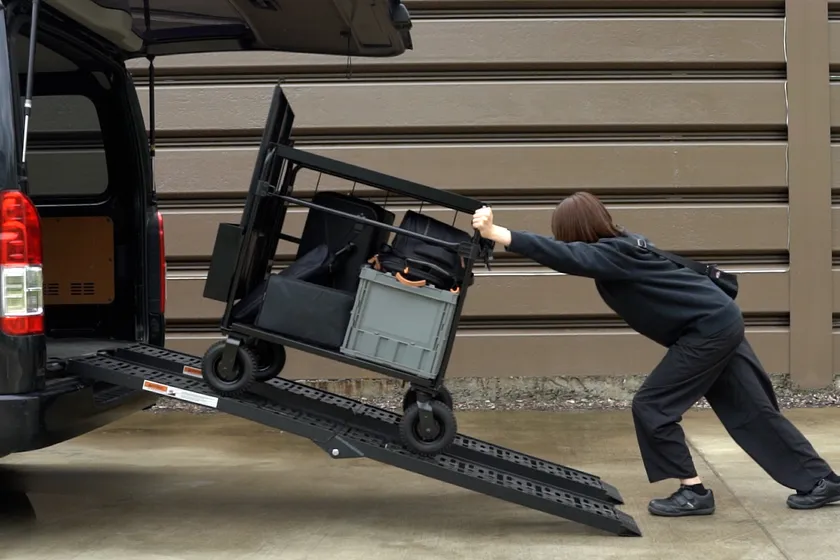 従来のスロープ：角度が急で積み込みが困難