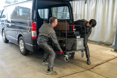 機材を載せたカゴ台車ごと積み込む