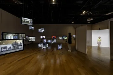 作品「51分と13年」(映像インスタレーション)