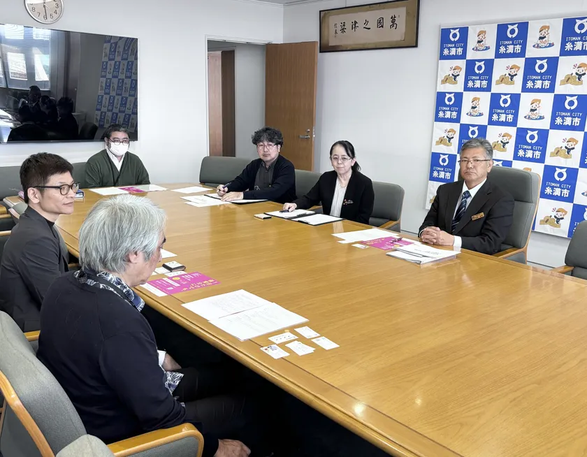 打ち合わせ写真當銘市長、おき保比嘉センター長とともに事業についての内容共有と取材対応