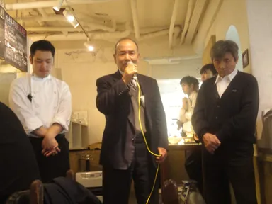 トークセッションで漁業復興への思いを語る矢吹組合長(中央)