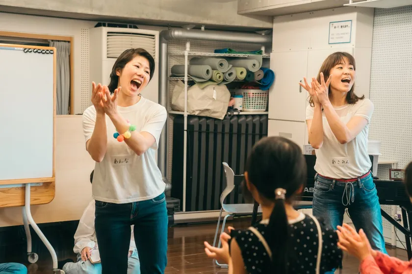 子どもたちの指導にあたる講師