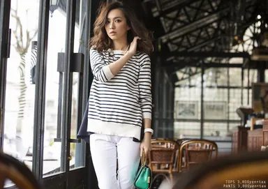 カタログ(8) バックりぼんモチーフ付き長袖ボーダーニットプルオーバー