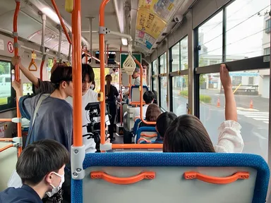 バス車内での撮影の様子