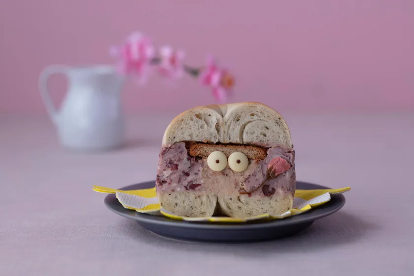 ぐるてんずカヌレ／小麦研究所【桜いちごチーズケーキベーグルサンドちゃん】