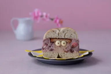 ぐるてんずカヌレ／小麦研究所【桜いちごチーズケーキベーグルサンドちゃん】