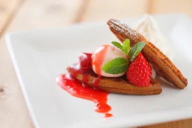 作り立てをご提供するオーダーメニュー(2) 「苺アイスキャラメルワッフル添え」