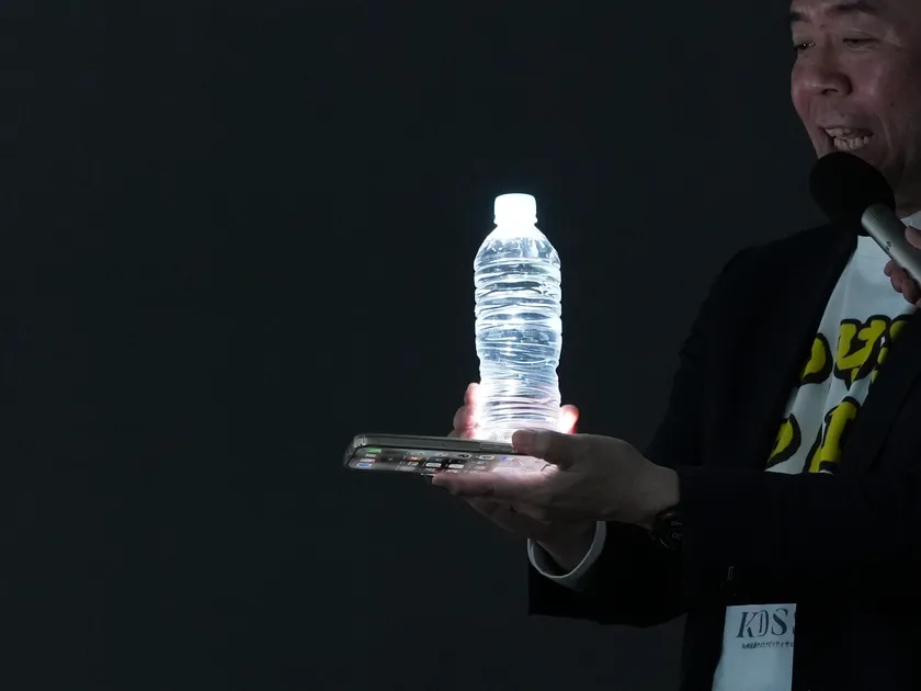 サントリーフーズの森本さんによるペットボトルの水が“照明”になる実演