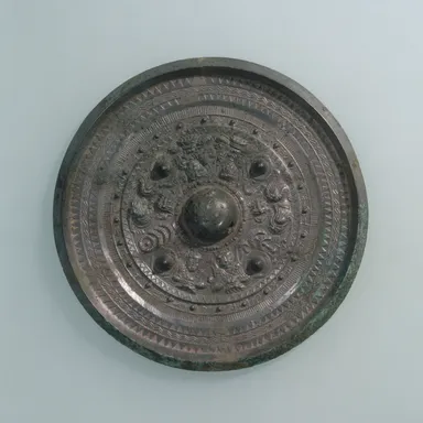 三角縁四神二獣鏡　古墳時代・4世紀　神奈川県平塚市 真土大塚山古墳出土　青銅製　 東京国立博物館蔵　(※貸与予定作品)