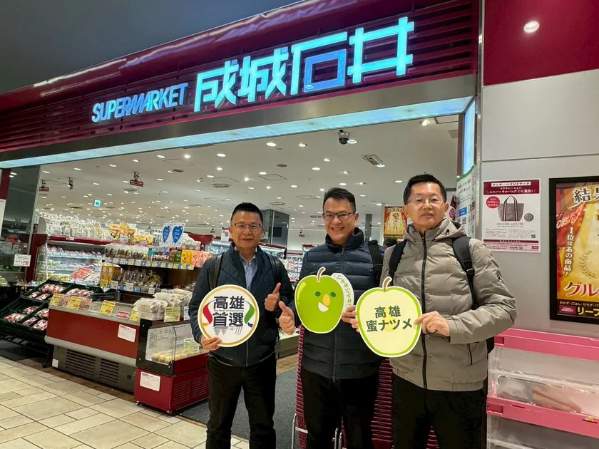 高雄市政府の秘書長・郭添貴(右)、高雄市境界果菜生産合作社の邱博ヨウ・理事主席(中央)、高雄市政府農業局の姚志旺・局長(左)らが店舗を訪れ、売り場展開の状況を視察