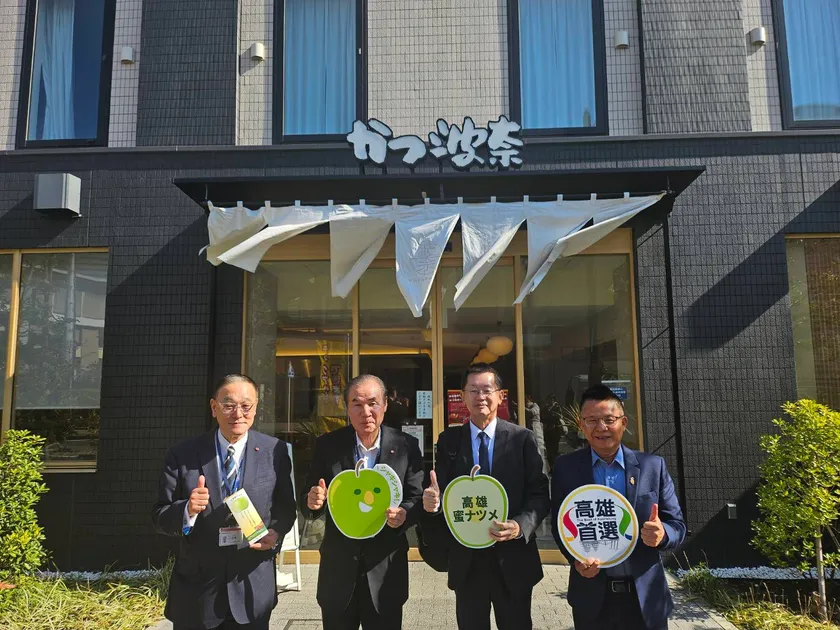 とんかつチェーン「かつ波奈」運営会社である「早野商事」の芝崎信次社長(左2)