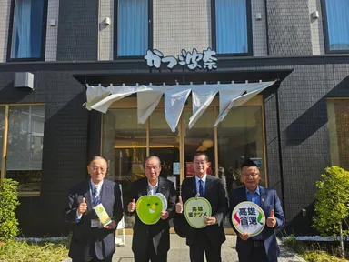 とんかつチェーン「かつ波奈」運営会社である「早野商事」の芝崎信次社長(左2)