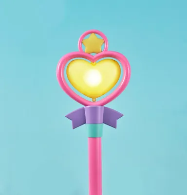 トップのハートは回転＆LED発光ギミックを搭載