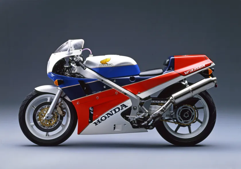 ホンダ VFR750R(RC30)(1987年)【画像提供:本田技研工業株式会社】*展示車両とは色が異なります