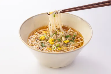 調理例　ハトムギ麺　比内地鶏スープ