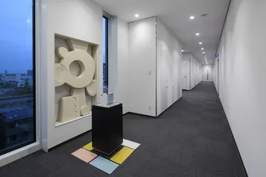 本店本部ビル6階のギャラリーに展示されている「打ち出の小槌」のモニュメント