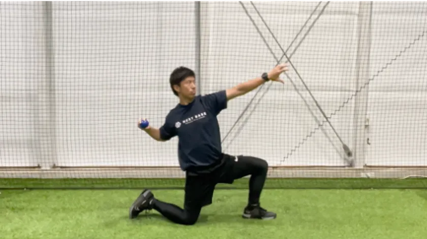 Aコース:ハーフニーリング・片手ラットプルダウン