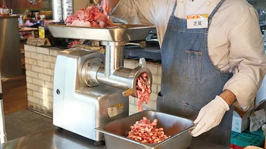 店内で挽かれる挽肉