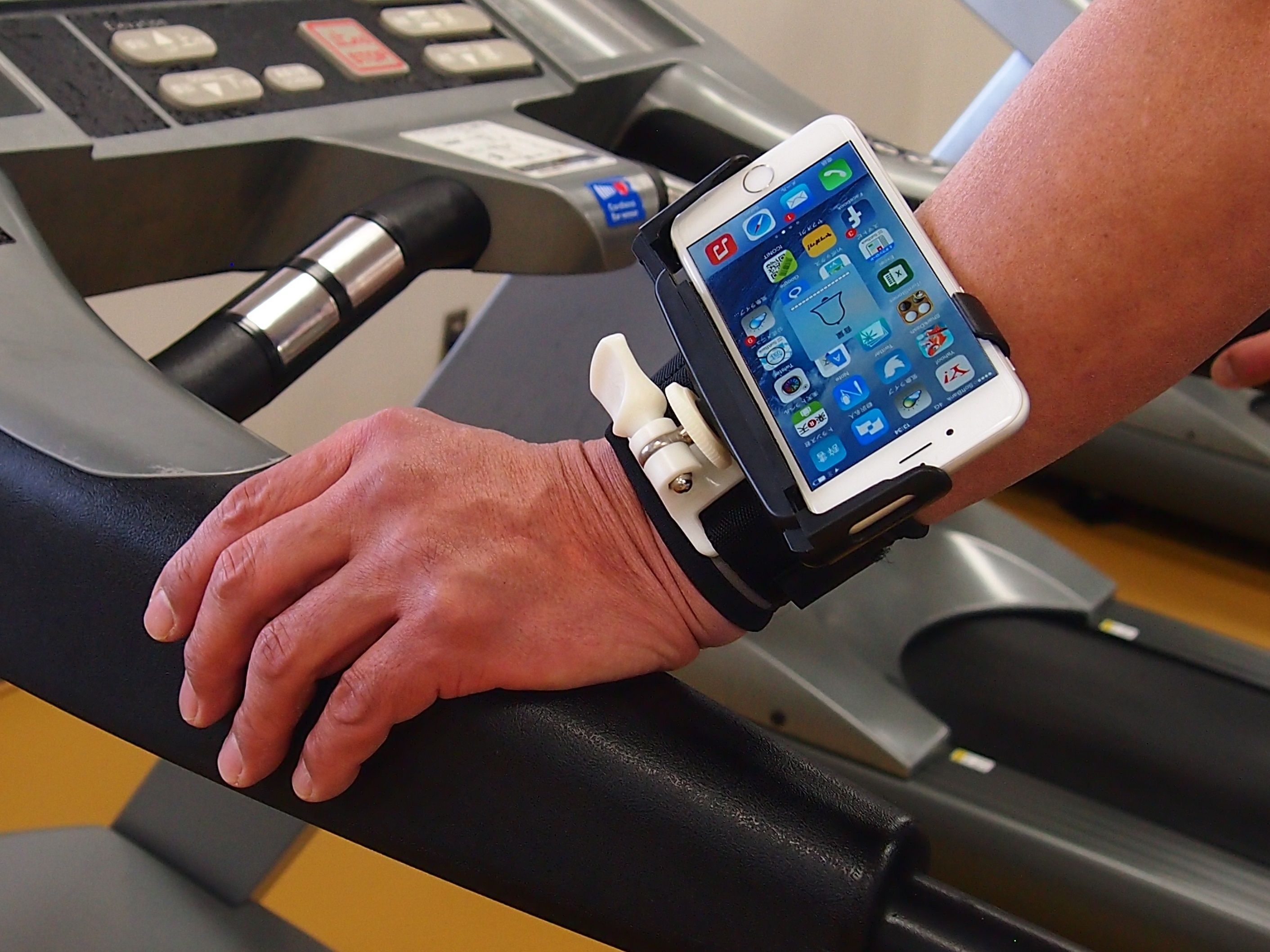 スマホやカメラを手首や腕などに しっかり固定 ハンズフリーで ながら撮影 電話 が可能なホルダー シャークリップ プラス 新発売 株式会社シーガルインのプレスリリース