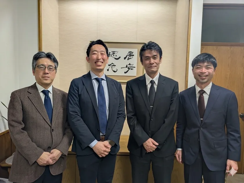 (写真左より、中矢教頭先生、エデュテクノロジー 阪上、森校長先生、本プロジェクト担当の濱田先生)