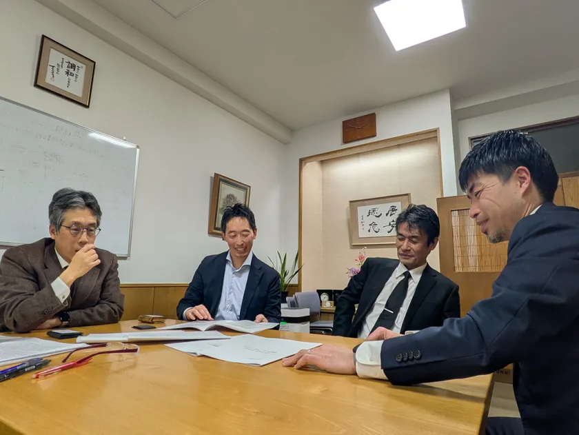 (共創内容について話し合う様子:写真左より、中矢教頭先生、エデュテクノロジー 阪上、森校長先生、本プロジェクト担当の濱田先生)