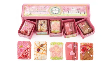 5つの小さなお菓子が入っています