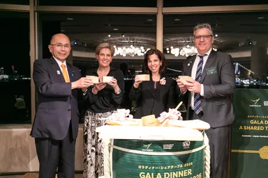 鏡開き：左から 根本農林水産副大臣、ジュリー・バード会長、ヘレン・スティリアヌオーストラリア臨時代理大使、 ブレット・フィフィールドCEO