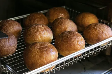 にわのパン(塩パン)は、国産小麦の中に卵白を30％使用