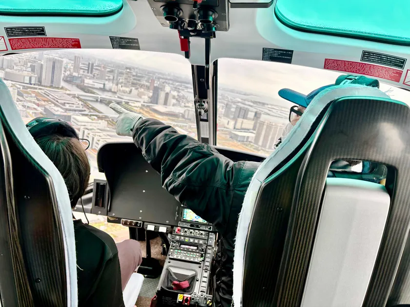 ヘッドセットを通してパイロットと会話