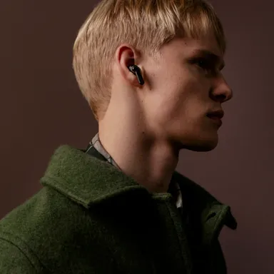 Sudio E4 Pro ミッドナイトブラック モデル着用画像