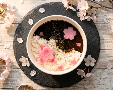 満開の桜の下で「漆黒」を食す。1日限定の衝撃コントラスト、 桜漬けを 満開の桜の下で「漆黒」を食す。1日限定の衝撃コントラスト、 桜漬けを
