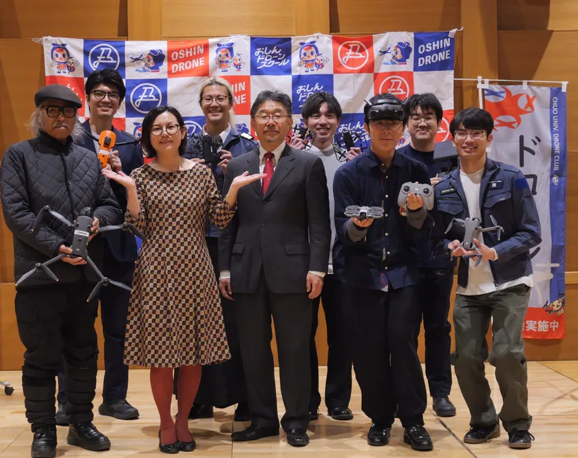 中央大学ドローン研究会の学生と集合写真