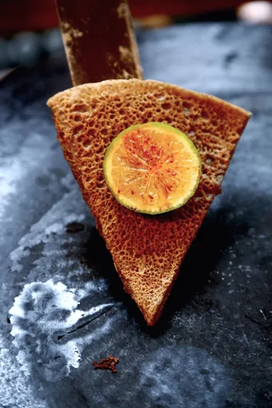 オーダーを受けてから店内のガレットマシーンで焼きます。