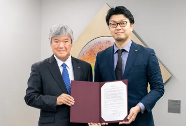 写真左より、工学院大学 今村学長、アカリク 山田代表