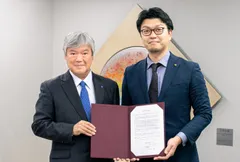 写真左より、工学院大学 今村学長、アカリク 山田代表