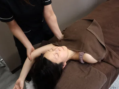 首肩こり筋膜リリース付き小顔矯正