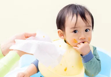 幼児の食事シーン