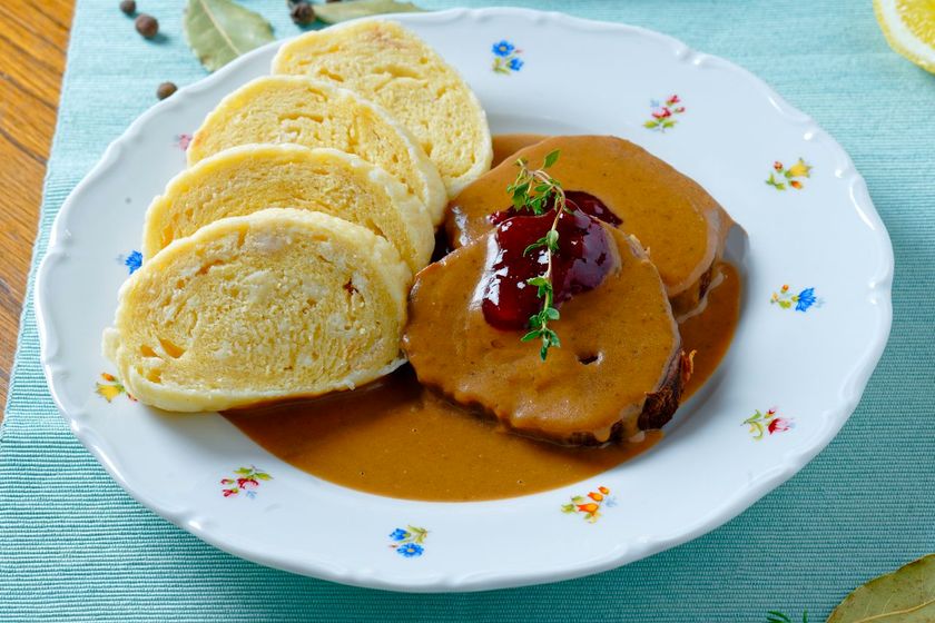 日本初、チェコ料理公式認証「Czech Specials」日本で開始　
都内2店舗を認定、大使館で授与式開催