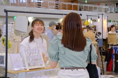 出店者と来場者の交流(前回開催)