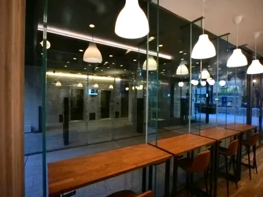 店舗外を見ながらのスペース