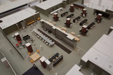 学生が製作した［ビーイチ］模型　左が＜キャンパスラウンジ＞右が奥側<ステューデント・ピット＞。中間に【SHOW CASE】が位置する