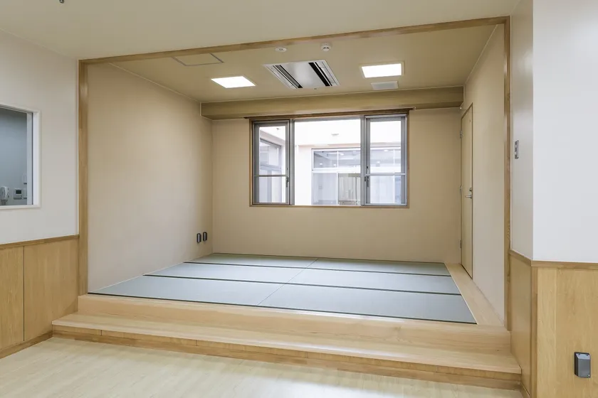 埼玉県福祉施設　ヒノキ無垢チップタイプ施工