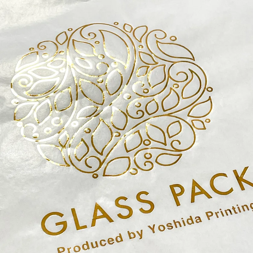 ロゴを金印刷(箔押し)したサンプルの接写