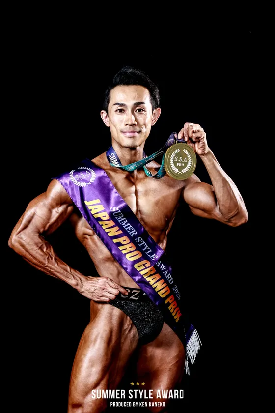 Summer Style Award Japan Pro Grand Prix ショートクラスにて日本一を獲得した西本 耕亮。 競技者として培った身体づくりの知見と、現場で積み上げた500名超の指導経験をEIDOSの指導メソッドに反映している。