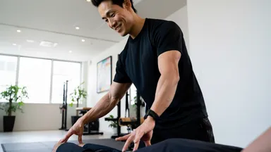 トレーニング前後に身体の状態を確認しながら、関節可動域や筋出力のバランスを細かく調整する指導風景。 EIDOSでは、単なる負荷提供ではなく「なぜ不調が起こるか」まで分析してプログラムを組み立てる。