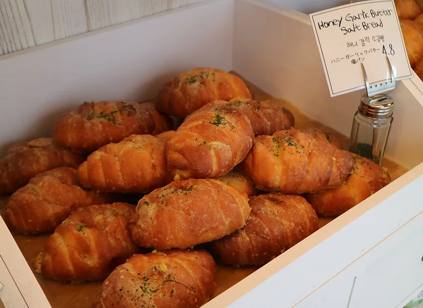 ハニーガーリックバター塩パン(480円)