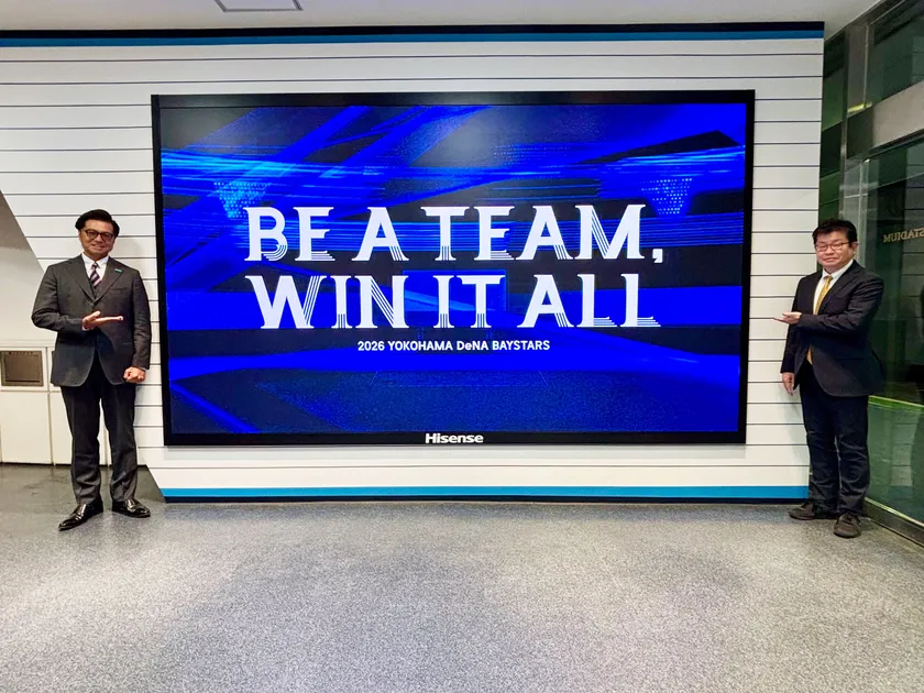 ハイセンスLEDビジョン_右は株式会社横浜スタジアム代表取締役社長 藤井 謙宗氏 左はハイセンスジャパン株式会社マーケティング部部長 家倉 宏太郎氏